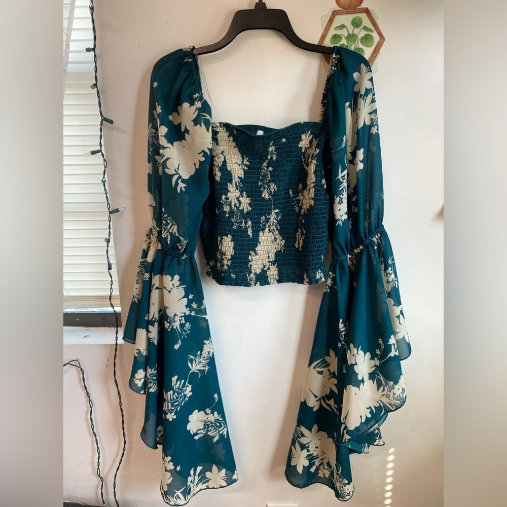 Vaquera flowy crop top with long sleeves